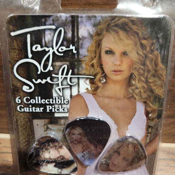 Taylor Swift Debut Album Collectable Holographic Guitar Picks - Picture 2 of 8